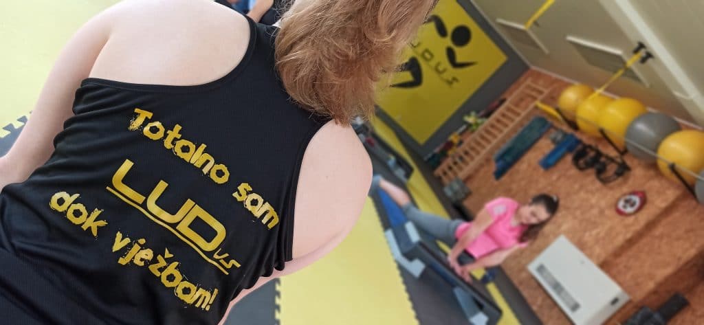 Natpis na majci "Stalno sam LUDus dok vježbam"